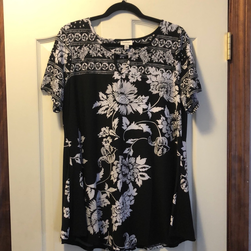Avenue - 14/16 Black/White Floral A line split neck  tunic
